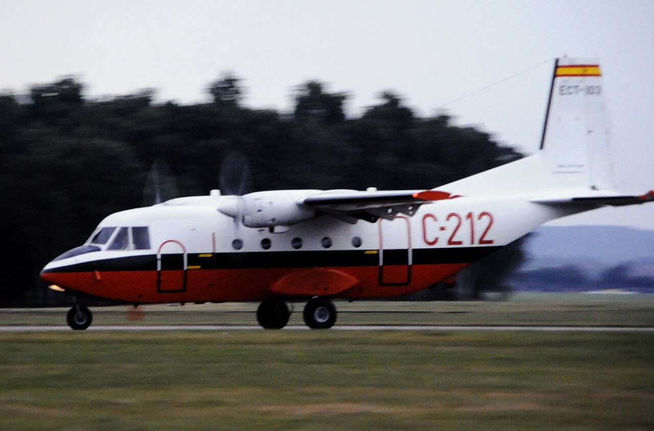 CASA C-212 降落侧面照